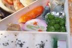 [「汽車弁当」の蒲鉾（新幹線「ひかり347号」　車内にて　727-7008〔幹ハカ〕E8編成　347A）]