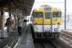 [快速「三段峡観光号」　可部駅にて（9241D　キハ40 2047〔広ヒロ〕　可部線　可部　広島県広島市安佐北区可部町）]